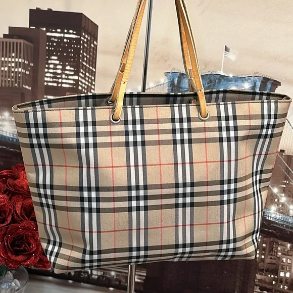 Burberry London Tote handbag A beautiful and clean Burberry bag, great condition